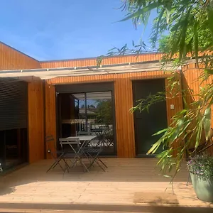 Contemporain Dans Son écrin De Verdure , Montauban Francia